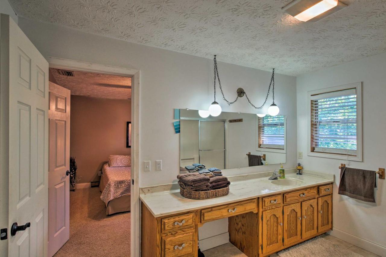 Spacious Georgia Getaway With Dock On Lake Lanier! Gainesville Bagian luar foto